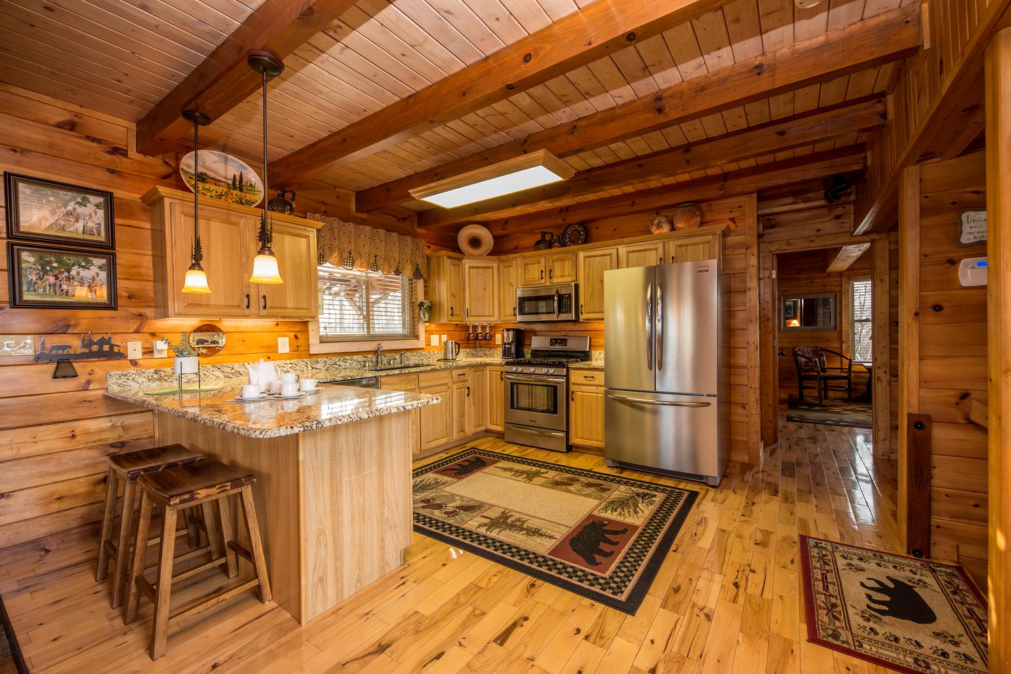 Magnificent Cabin with Jacuzzi, Pool Table and Poker Table in Sevierville, Tennessee