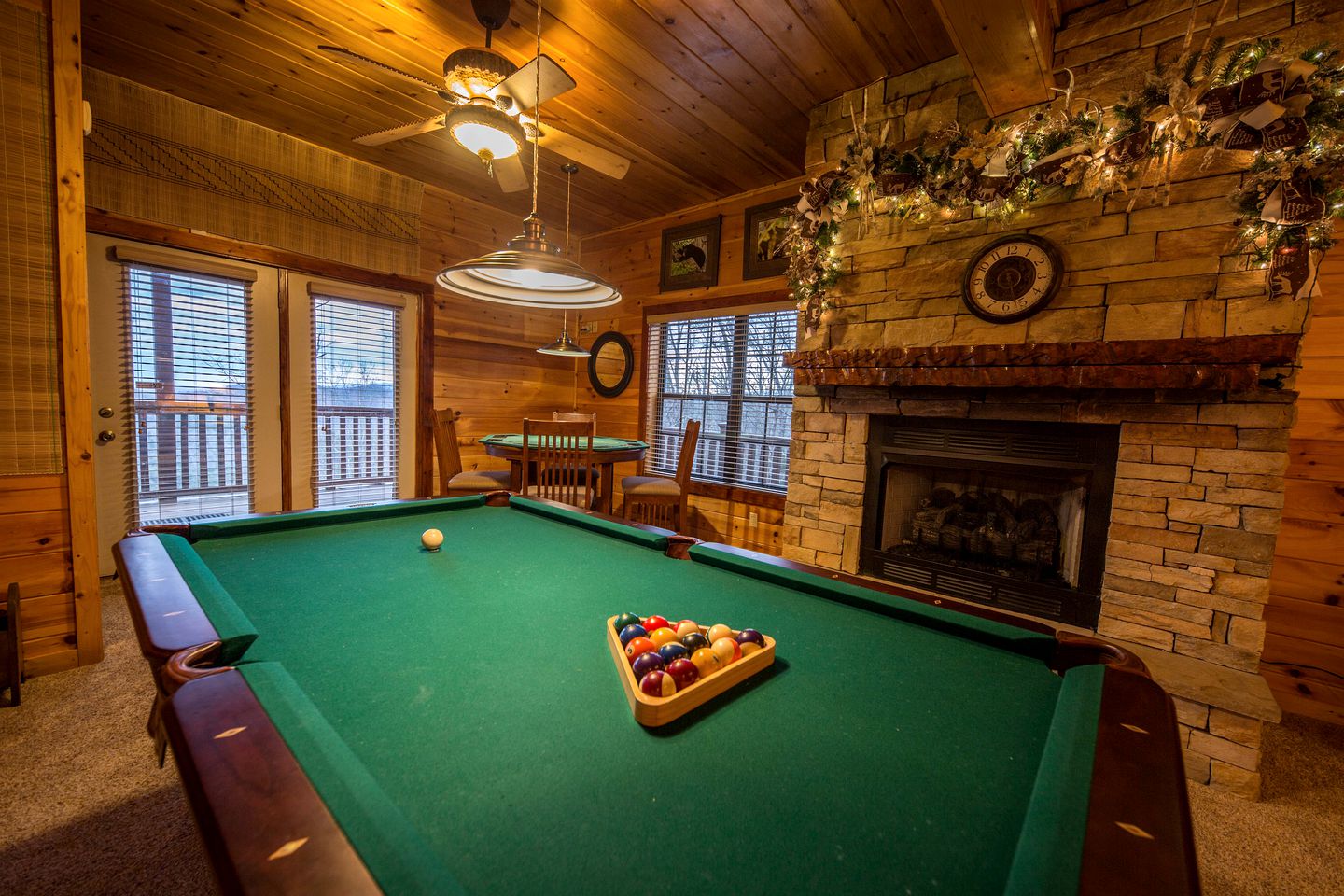 Magnificent Cabin with Jacuzzi, Pool Table and Poker Table in Sevierville, Tennessee