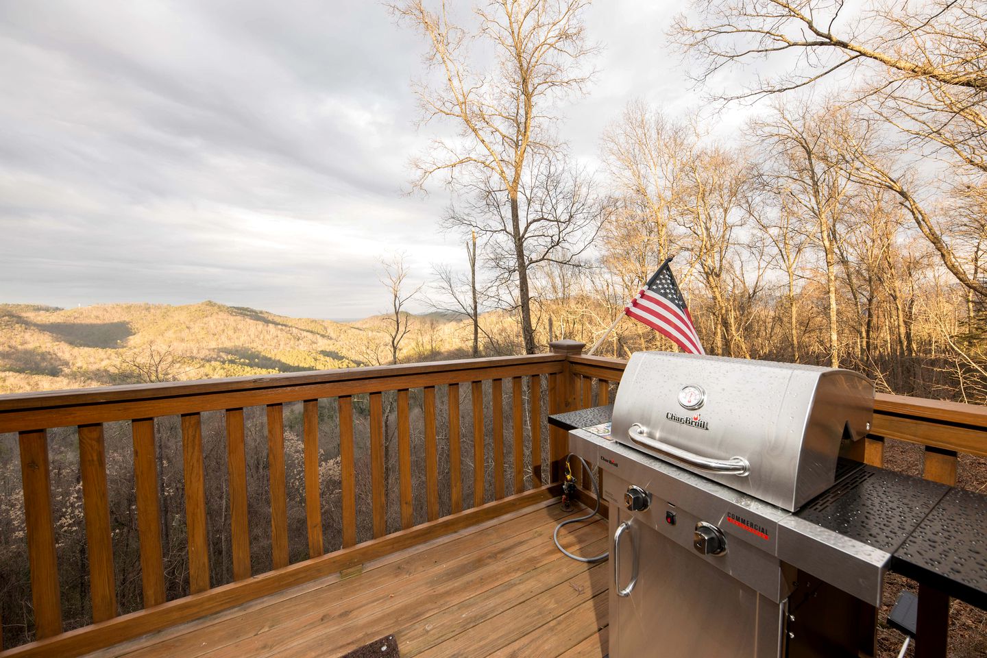 Magnificent Cabin with Jacuzzi, Pool Table and Poker Table in Sevierville, Tennessee