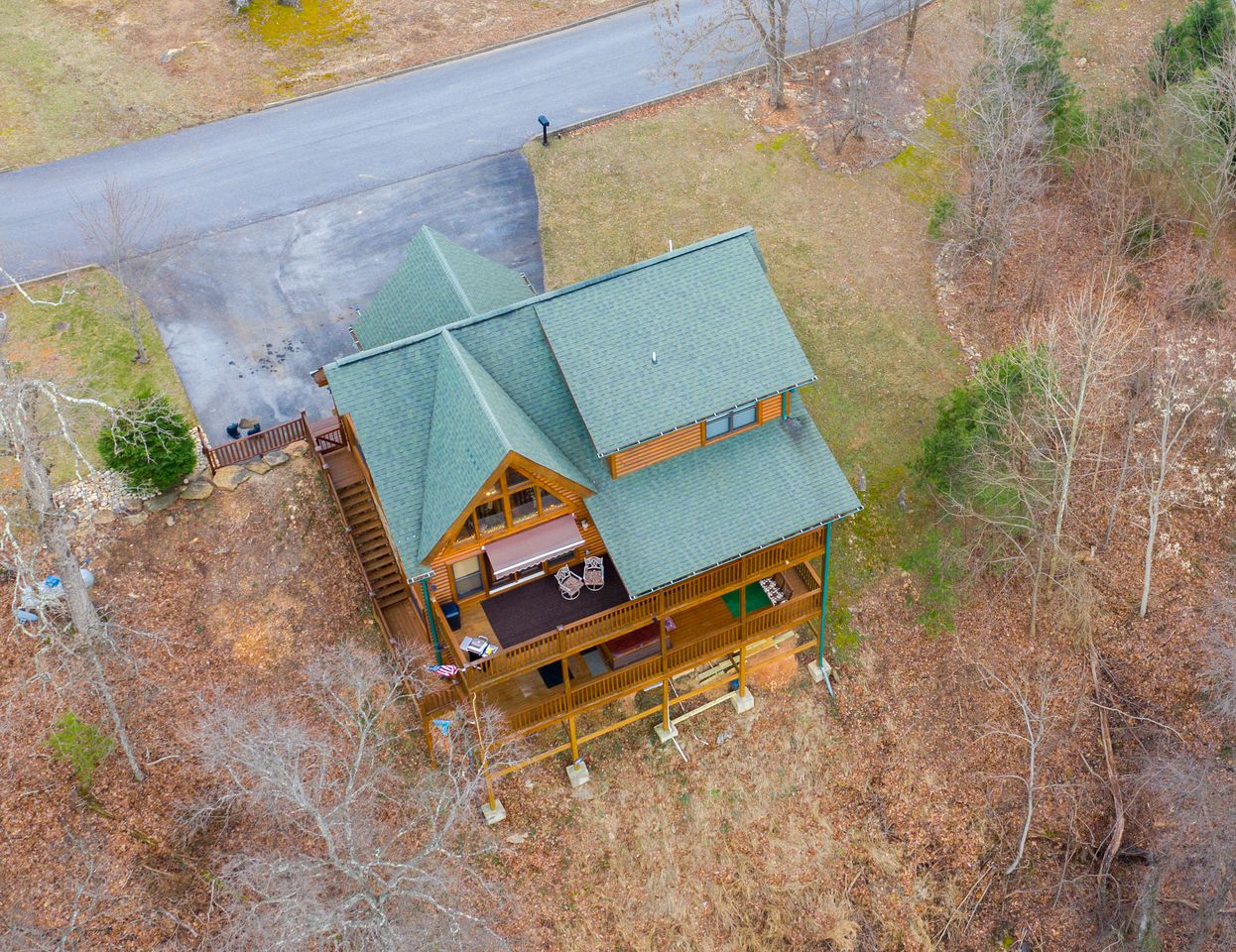 Magnificent Cabin with Jacuzzi, Pool Table and Poker Table in Sevierville, Tennessee