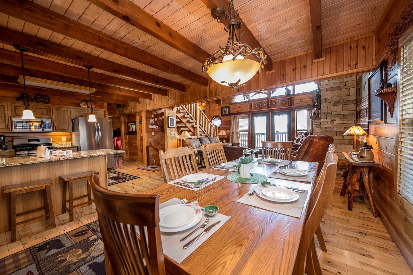 Magnificent Cabin with Jacuzzi, Pool Table and Poker Table in Sevierville, Tennessee