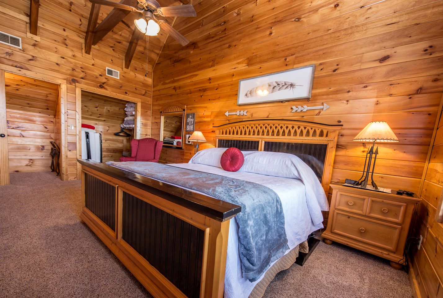 Magnificent Cabin with Jacuzzi, Pool Table and Poker Table in Sevierville, Tennessee