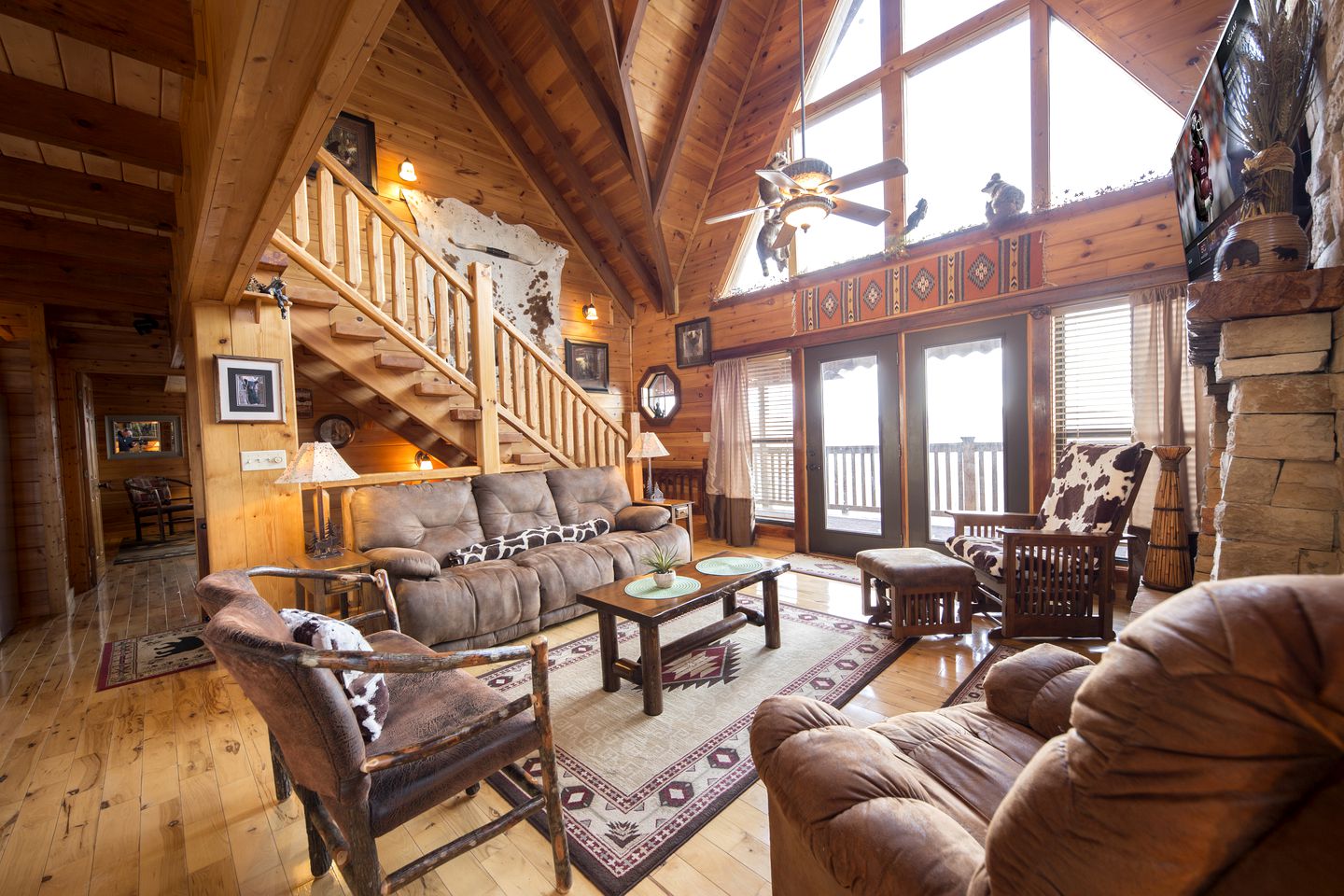 Magnificent Cabin with Jacuzzi, Pool Table and Poker Table in Sevierville, Tennessee