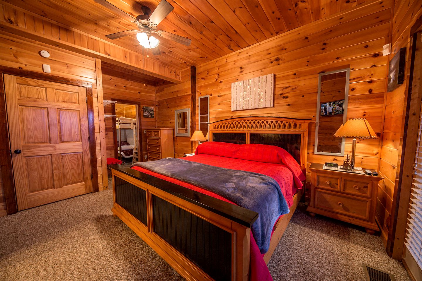 Magnificent Cabin with Jacuzzi, Pool Table and Poker Table in Sevierville, Tennessee