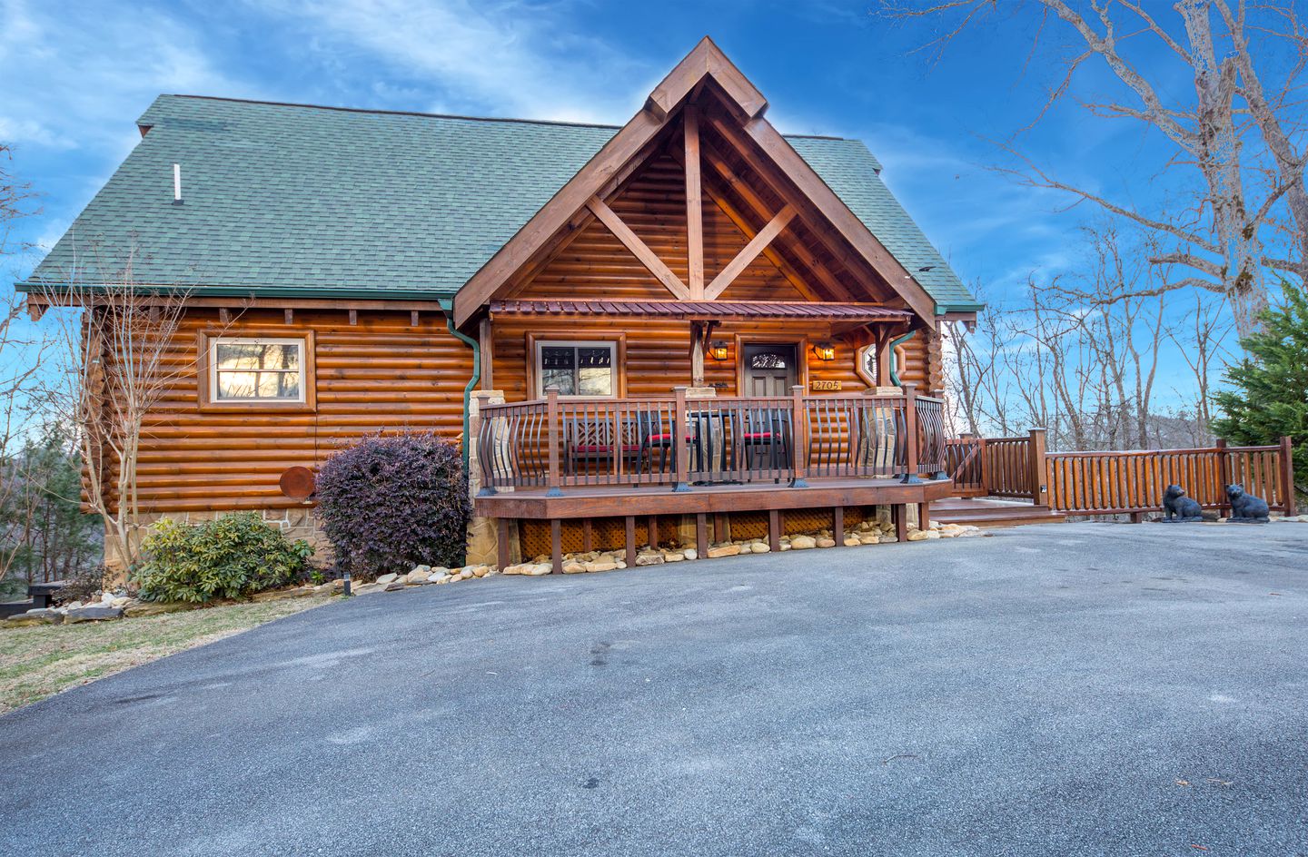 Magnificent Cabin with Jacuzzi, Pool Table and Poker Table in Sevierville, Tennessee