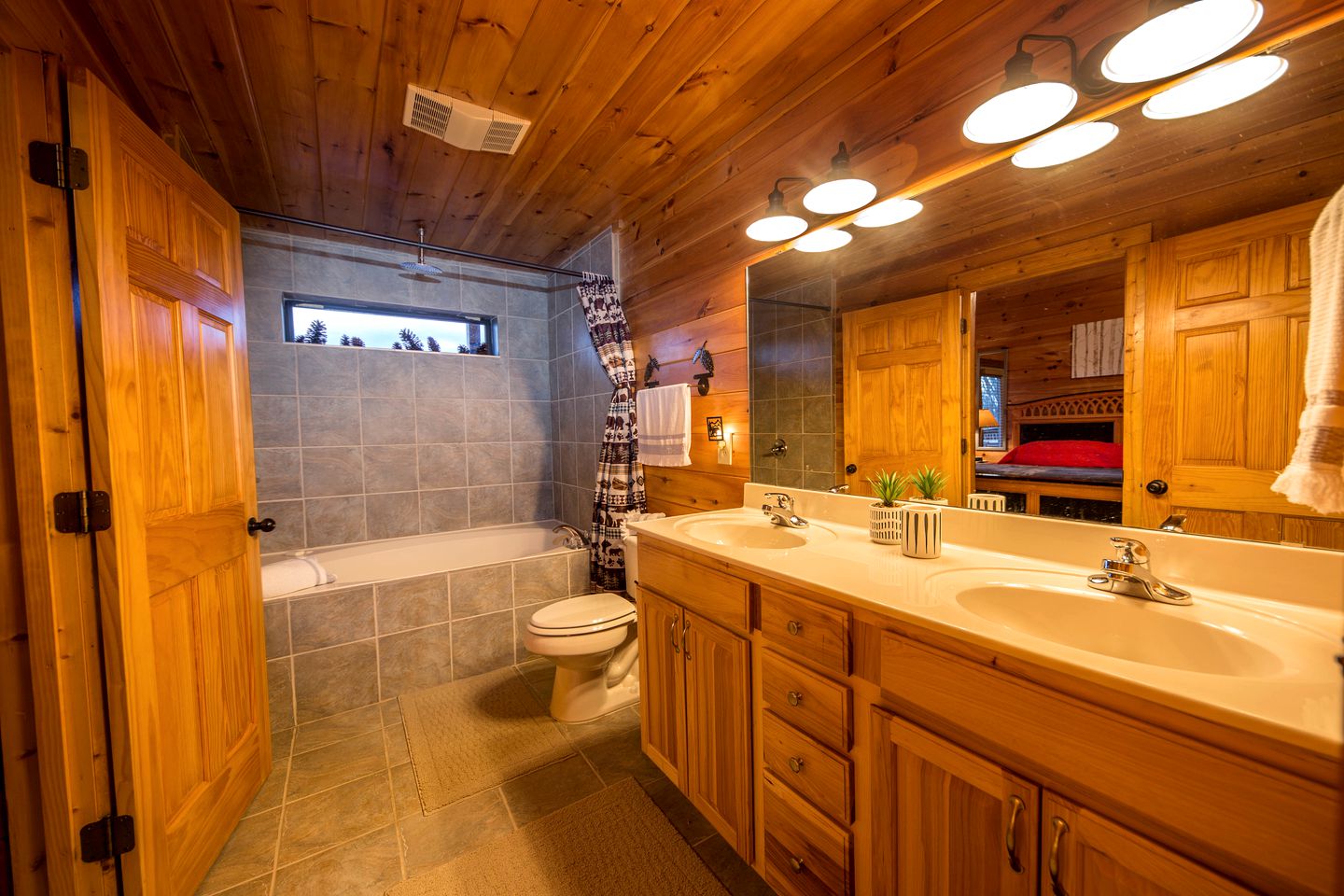Magnificent Cabin with Jacuzzi, Pool Table and Poker Table in Sevierville, Tennessee
