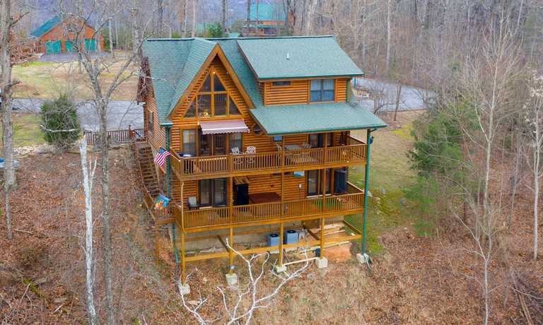 Magnificent Cabin with Jacuzzi, Pool Table and Poker Table in Sevierville, Tennessee