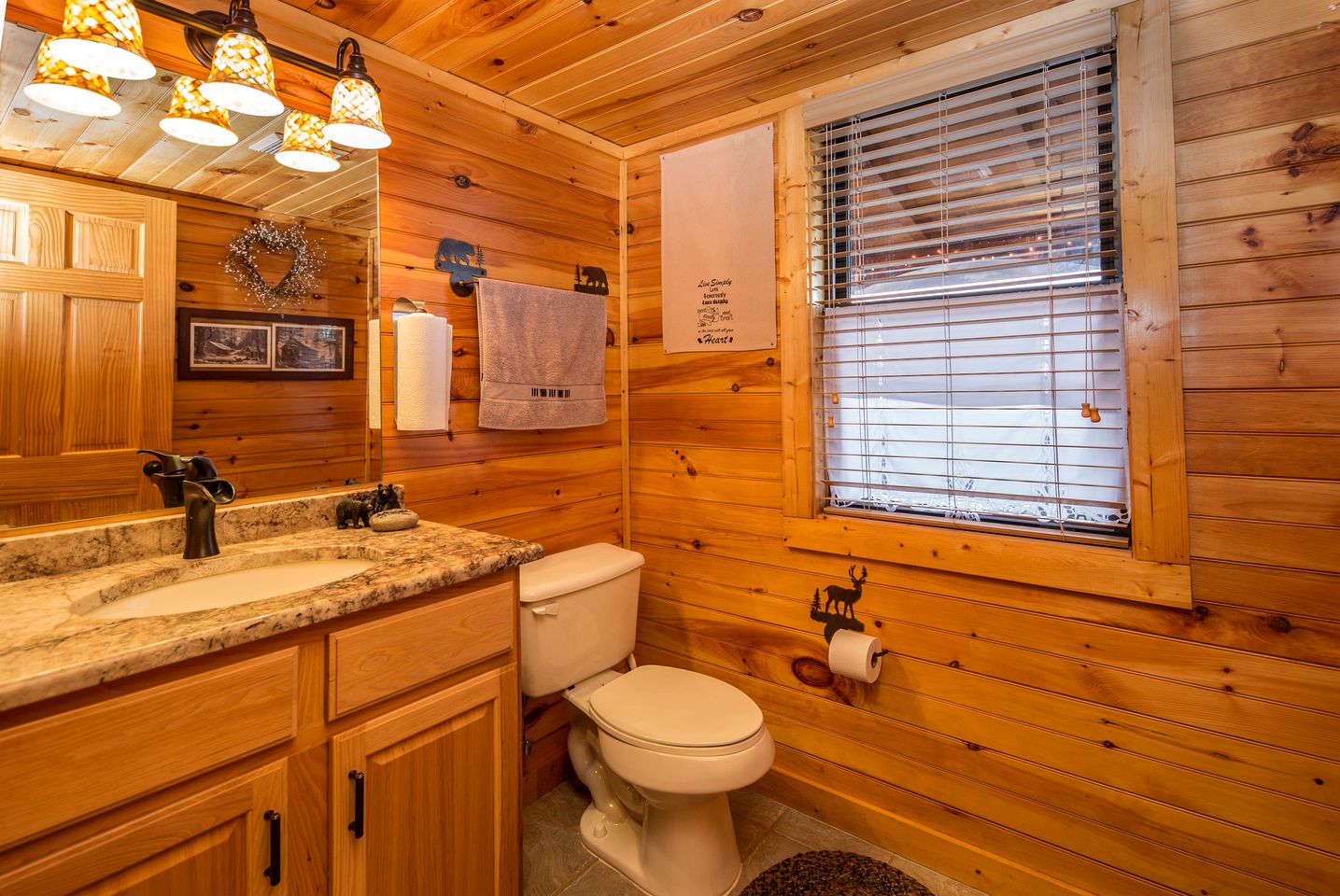 Magnificent Cabin with Jacuzzi, Pool Table and Poker Table in Sevierville, Tennessee