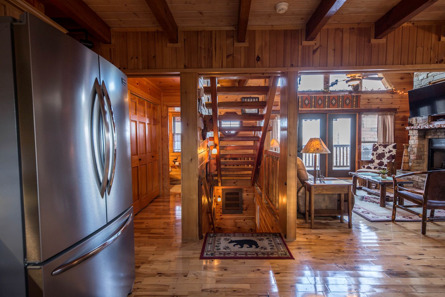 Magnificent Cabin with Jacuzzi, Pool Table and Poker Table in Sevierville, Tennessee