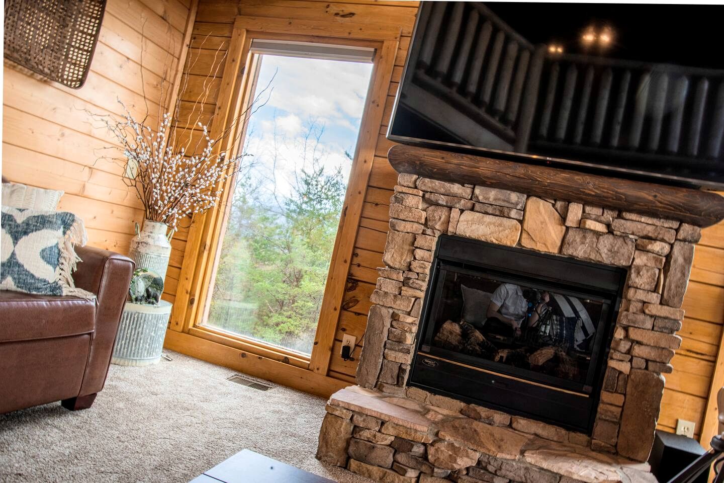 Pure Glamping Experience in this Cabin with Hot-tub in Sevierville, Tennessee