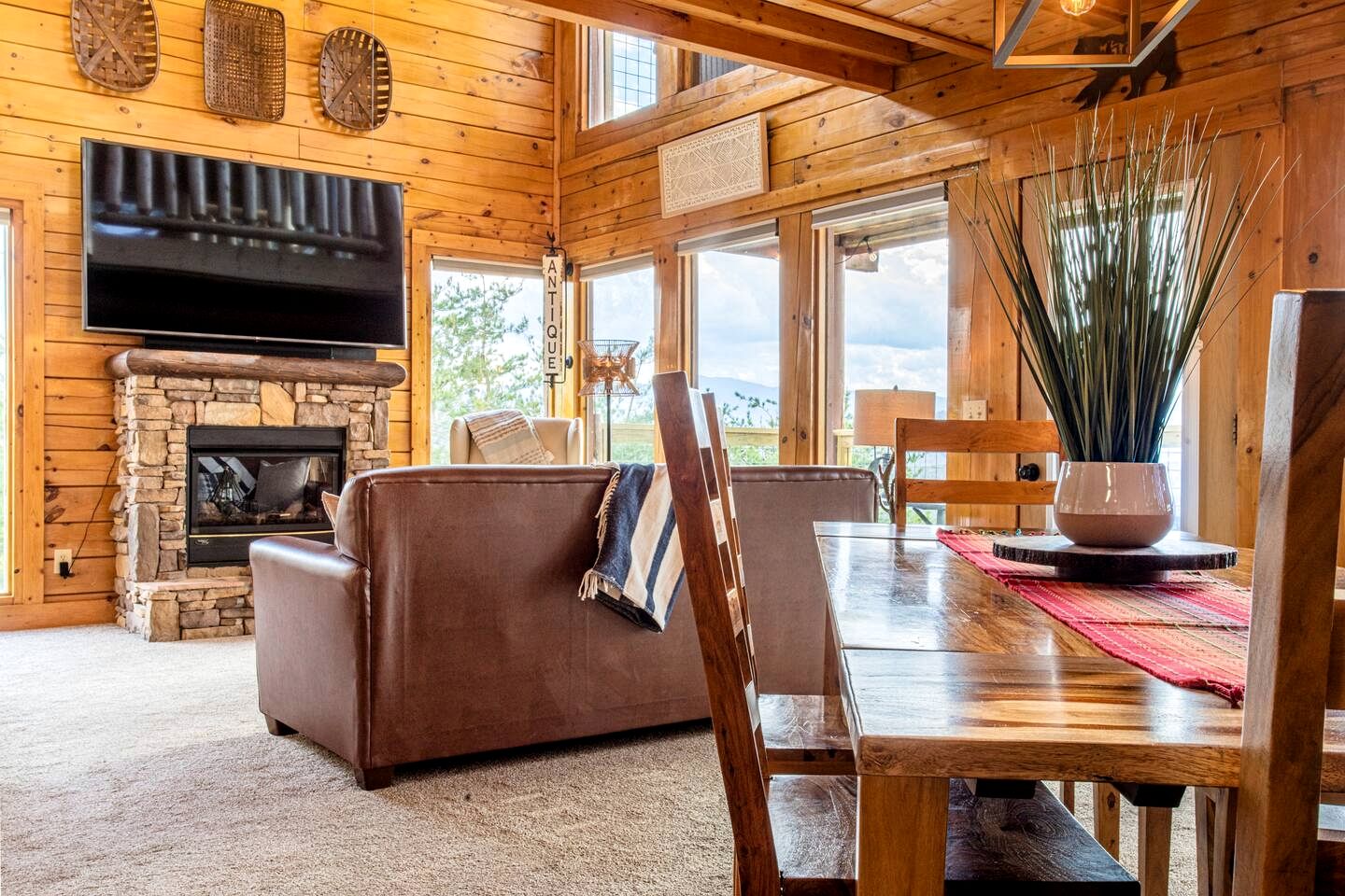 Pure Glamping Experience in this Cabin with Hot-tub in Sevierville, Tennessee