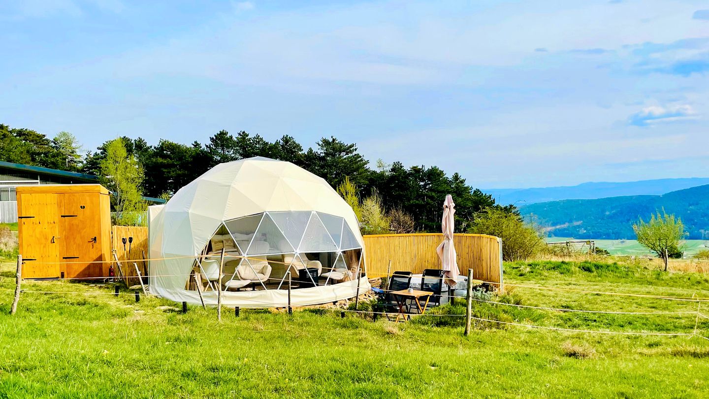 Pure Glamping Tent with Hot-tub and Stunning Mountain Views in Neunkirchen, Lower Austria