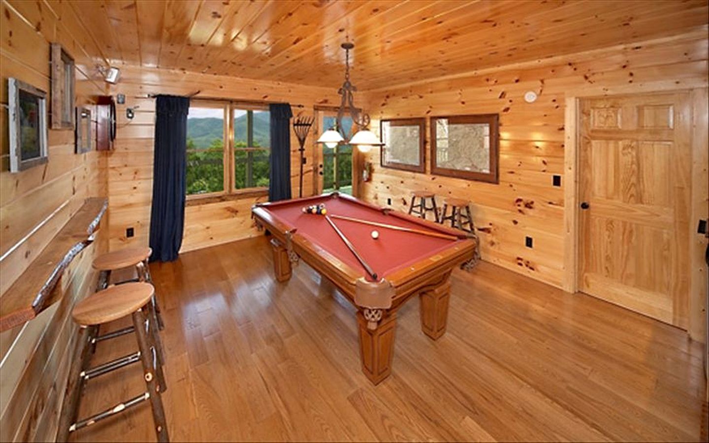 Luxury Log Cabin with Hot Tub and Panoramic Views of the Great Smoky Mountains