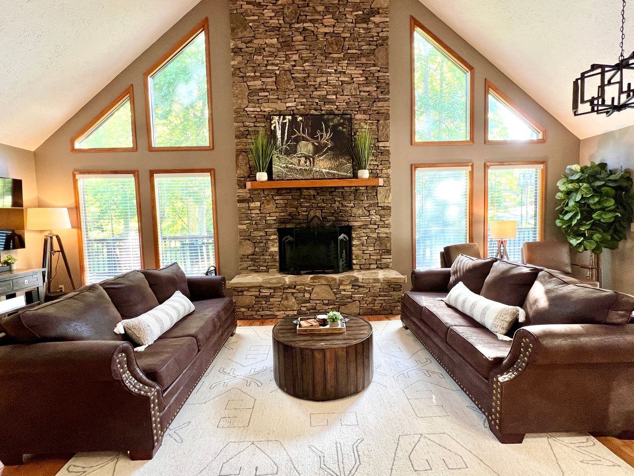 Spacious Group Cabin Beautiful Outdoor Spaces and Game Room in Tennessee