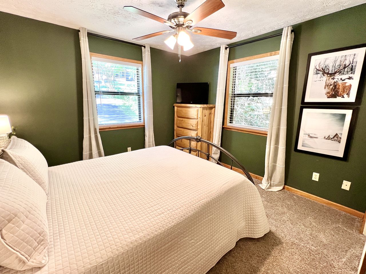Spacious Group Cabin Beautiful Outdoor Spaces and Game Room in Tennessee