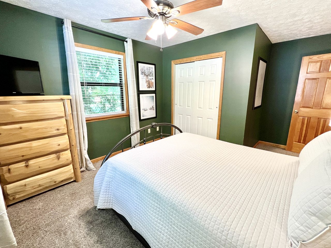 Spacious Group Cabin Beautiful Outdoor Spaces and Game Room in Tennessee