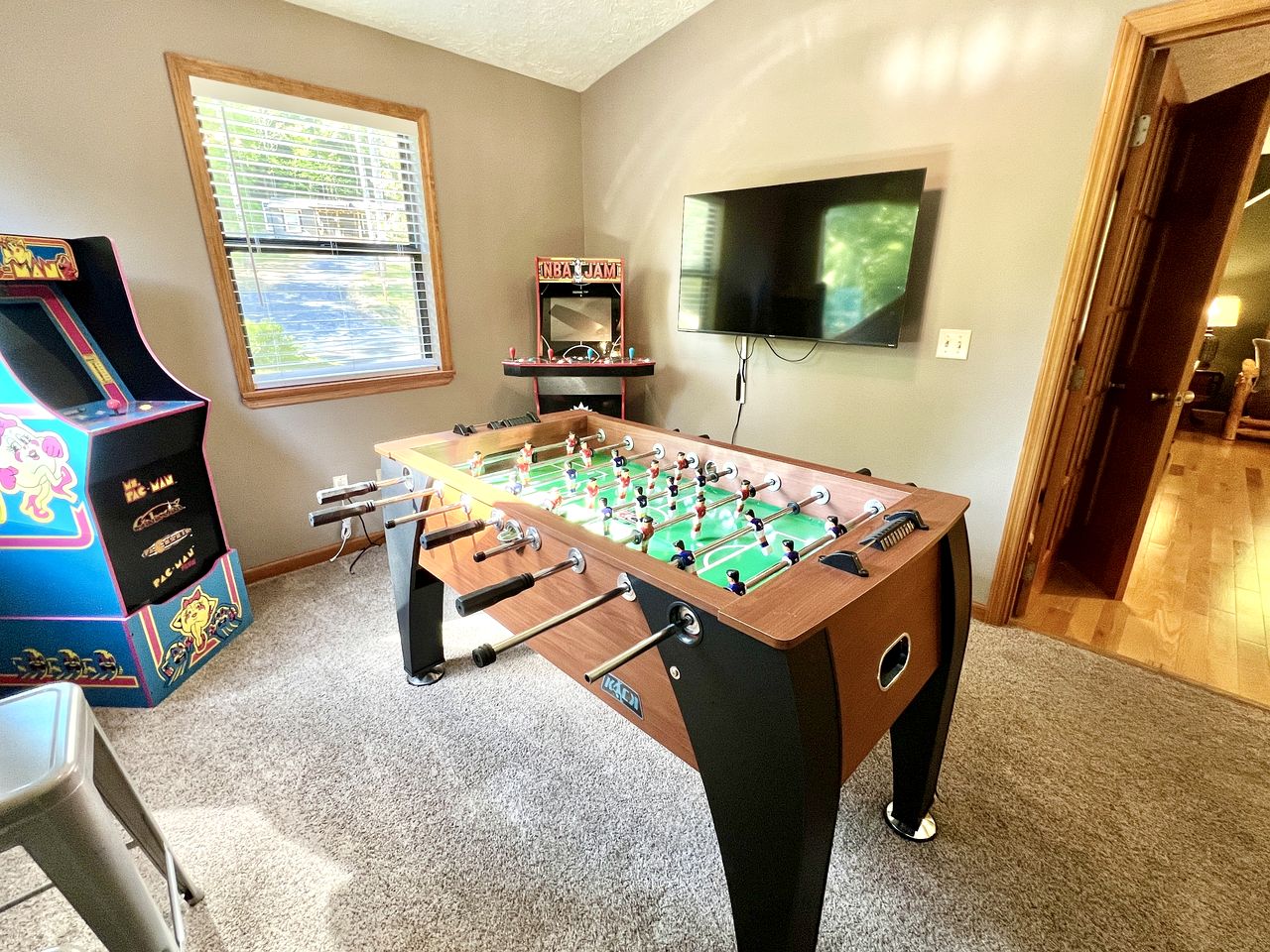 Spacious Group Cabin Beautiful Outdoor Spaces and Game Room in Tennessee
