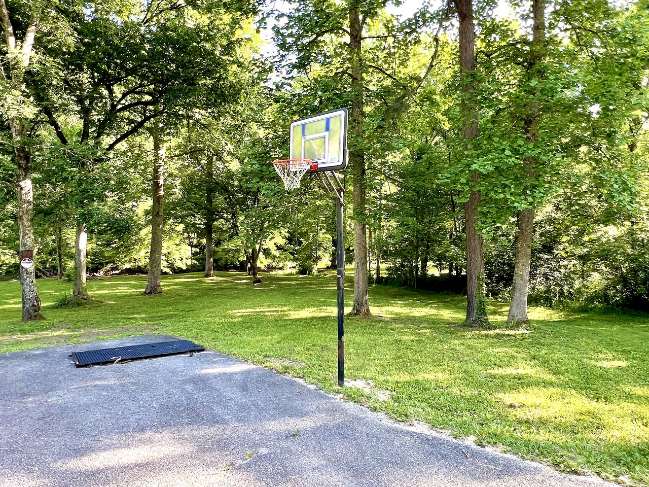 Spacious Group Cabin Beautiful Outdoor Spaces and Game Room in Tennessee