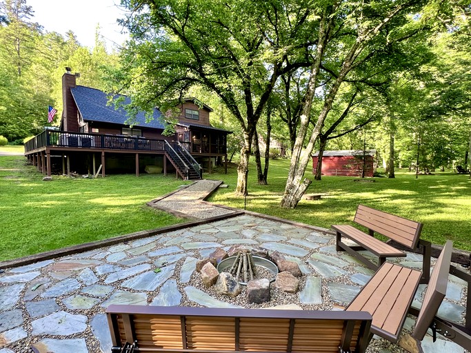 Spacious Group Cabin Beautiful Outdoor Spaces and Game Room in Tennessee