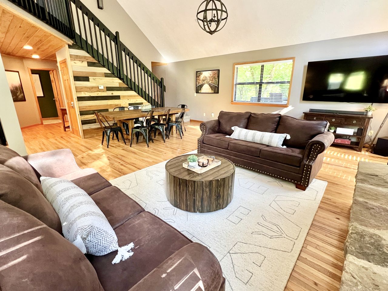Spacious Group Cabin Beautiful Outdoor Spaces and Game Room in Tennessee