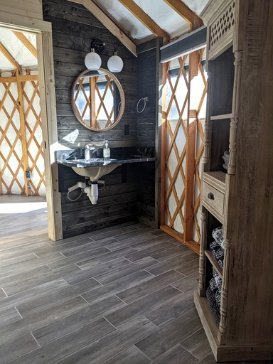 Yurts (Hendersonville, North Carolina, United States of America)