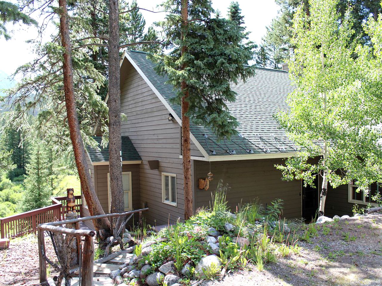 Peaceful Family-Friendly Cabin Retreat with a Hot Tub in Breckenridge, Colorado