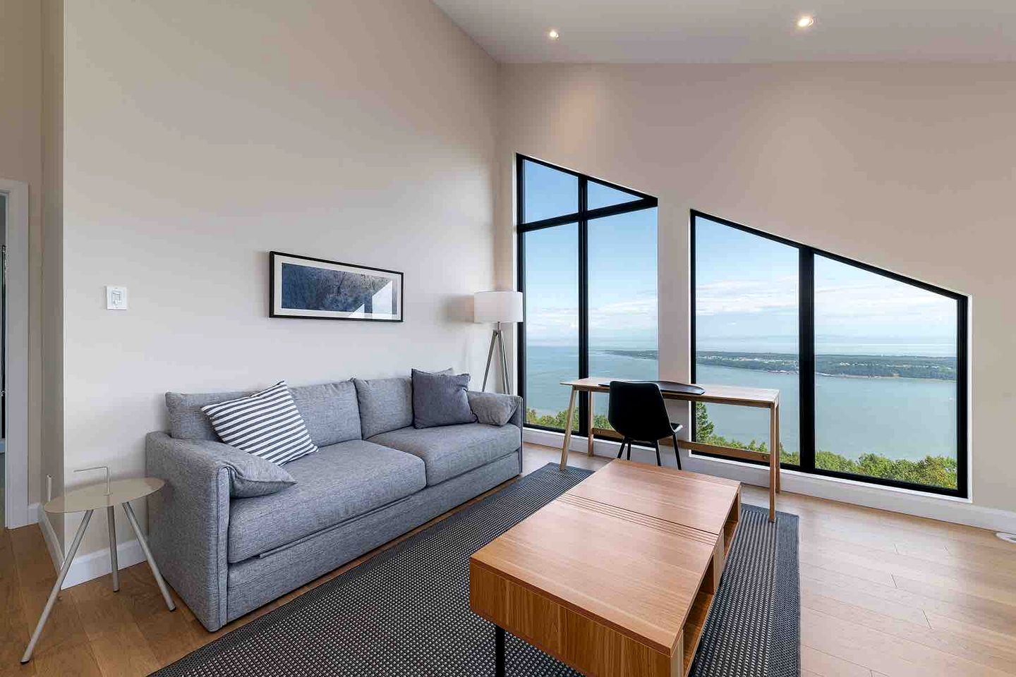 Luxury Villa with Stunning Views and Hot-tub in Baie Saint Paul, Quebec