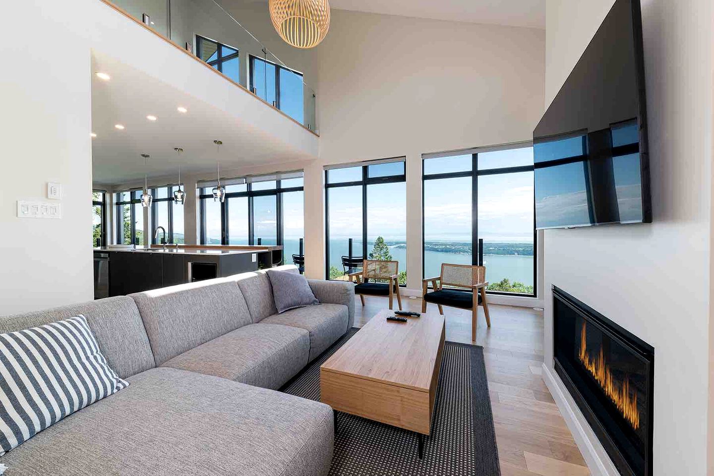 Luxury Villa with Stunning Views and Hot-tub in Baie Saint Paul, Quebec