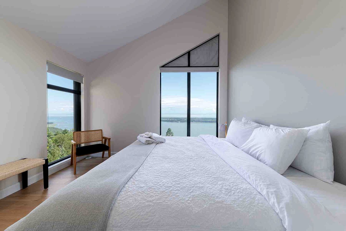 Luxury Villa with Stunning Views and Hot-tub in Baie Saint Paul, Quebec