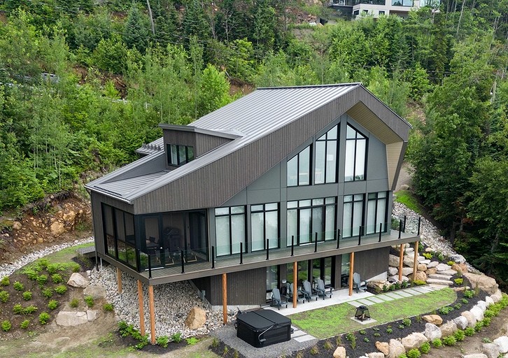 Luxury Villa with Stunning Views and Hot-tub in Baie Saint Paul, Quebec