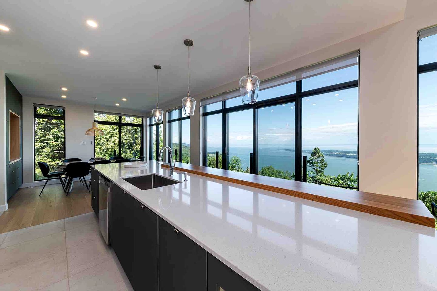 Luxury Villa with Stunning Views and Hot-tub in Baie Saint Paul, Quebec