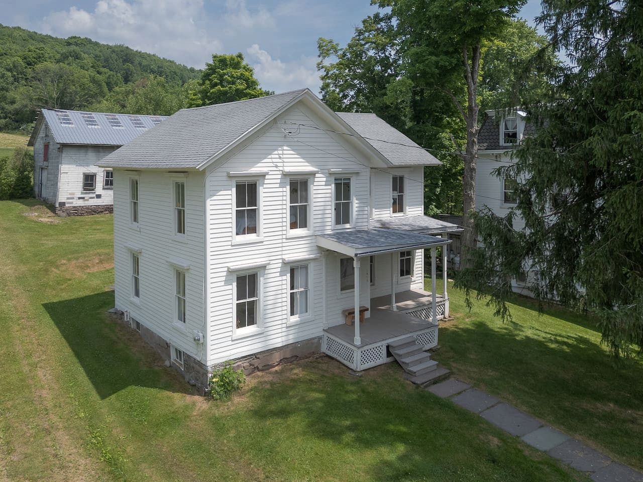 Peaceful Village Retreat Blending Rustic Charm with Modern Style in Bovina, New York