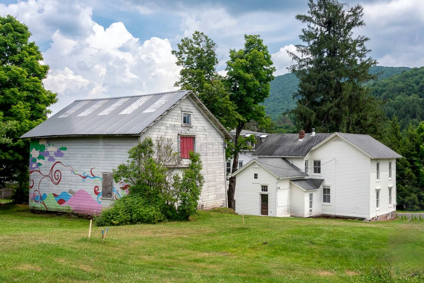 Peaceful Village Retreat Blending Rustic Charm with Modern Style in Bovina, New York