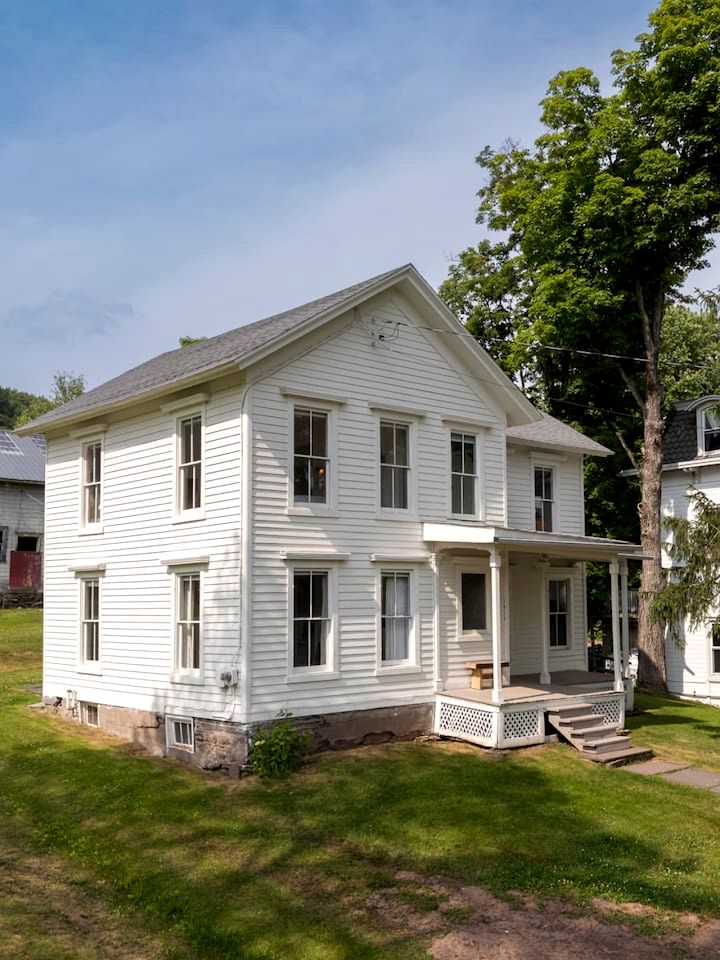 Peaceful Village Retreat Blending Rustic Charm with Modern Style in Bovina, New York