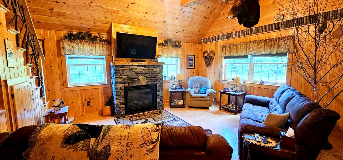 Quaint Cabin with Lofted Interior Great for Lake Activties  in Maine