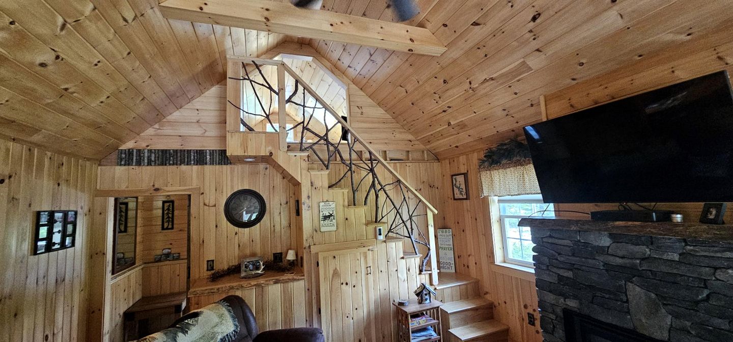 Quaint Cabin with Lofted Interior Great for Lake Activties  in Maine