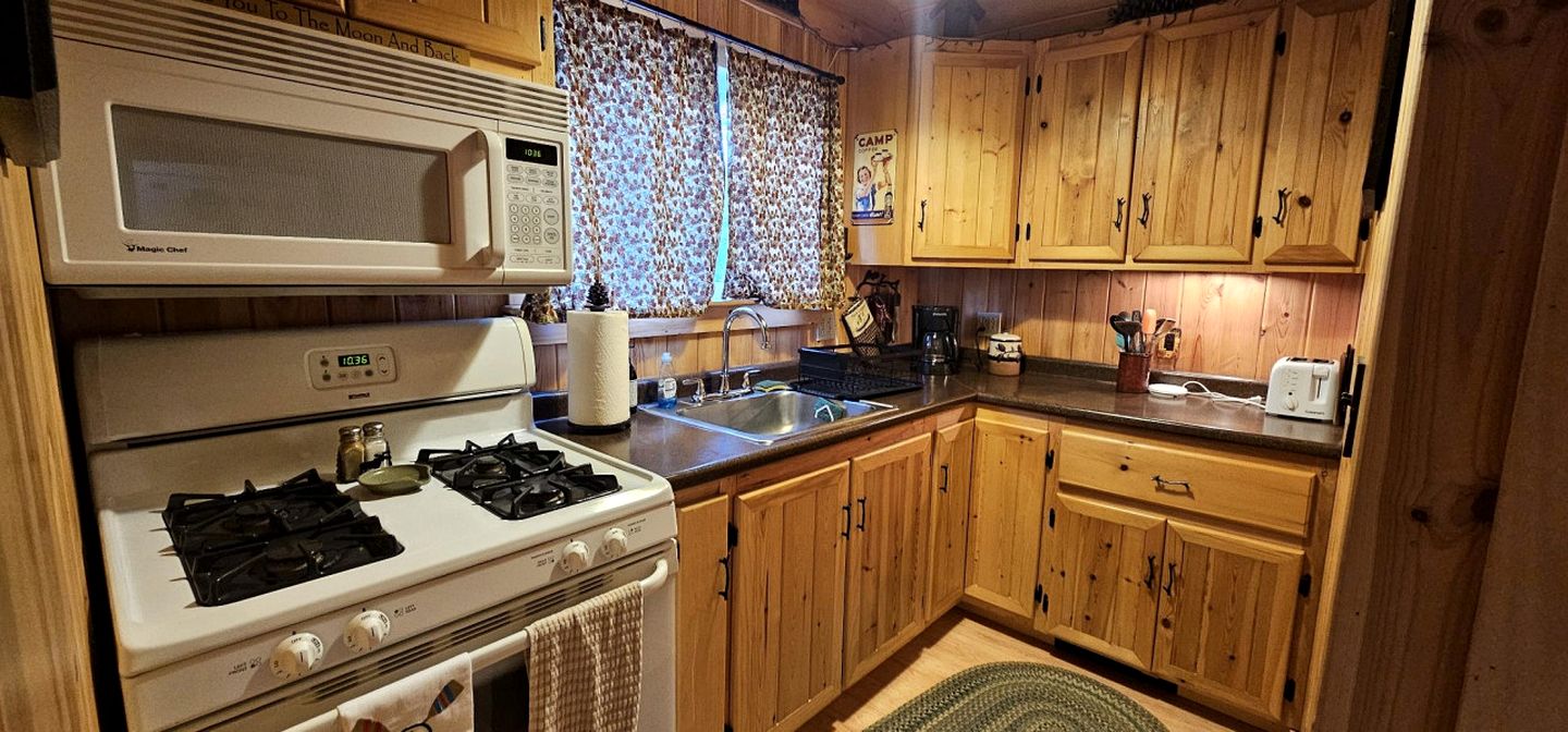 Quaint Cabin with Lofted Interior Great for Lake Activties  in Maine