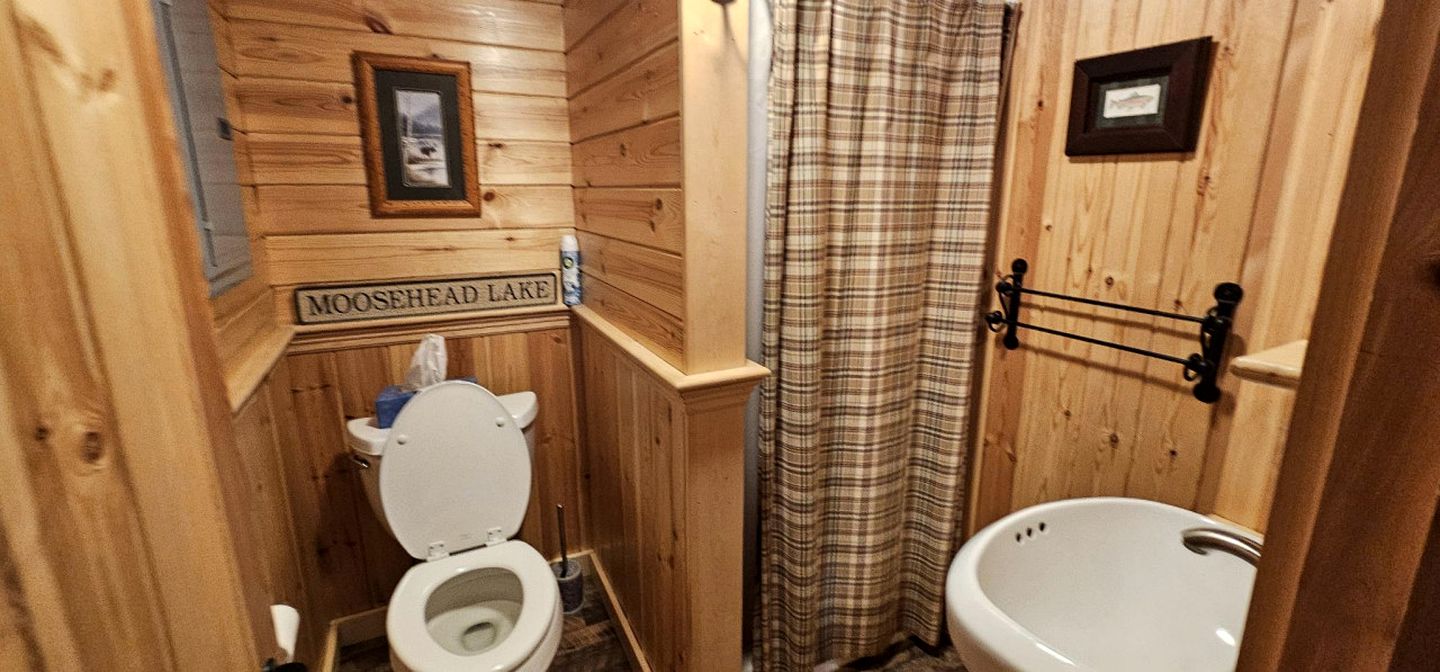 Quaint Cabin with Lofted Interior Great for Lake Activties  in Maine