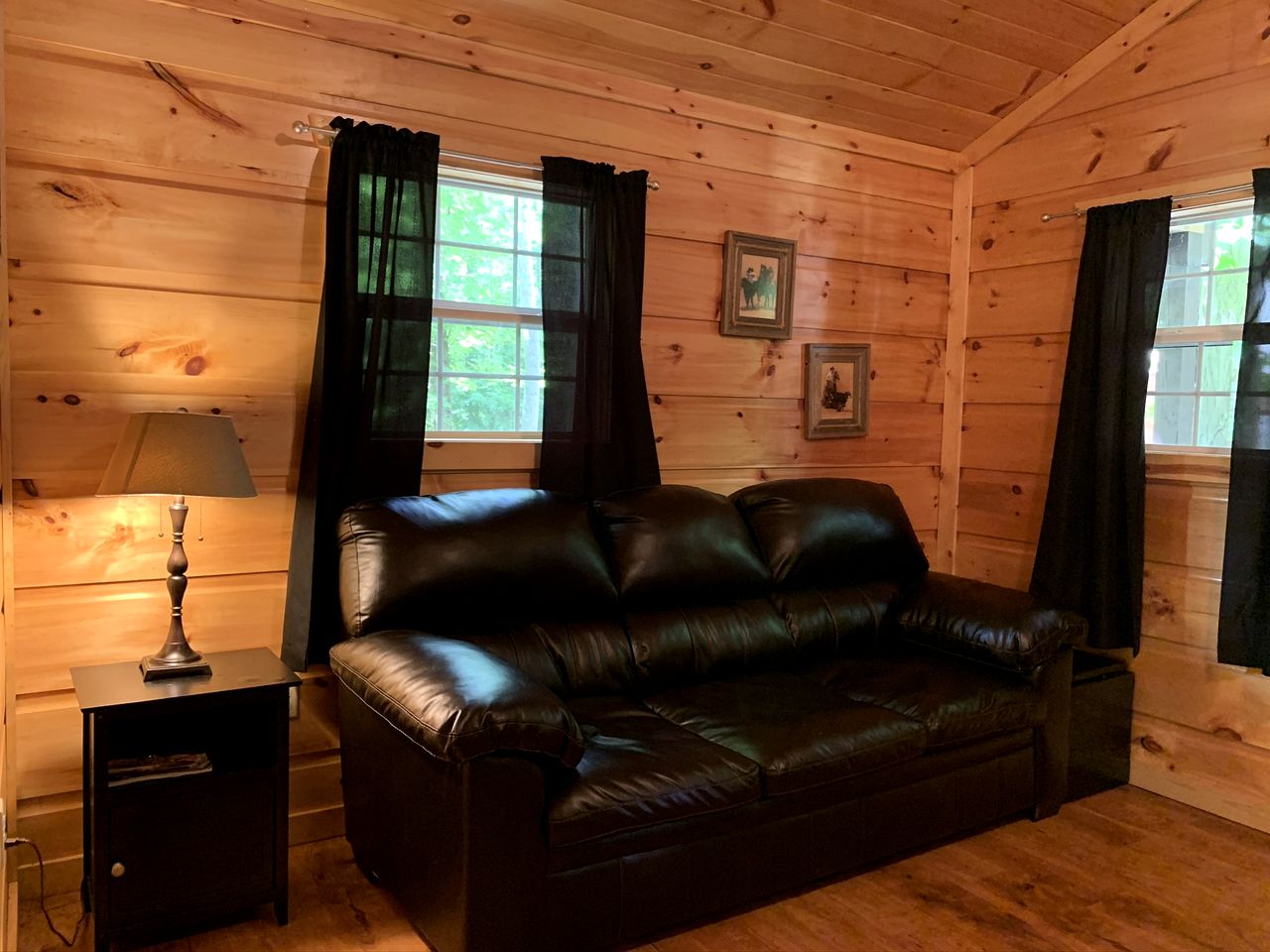 Quaint Cabin with Outdoor Grill and Picnic Space in West Virginia