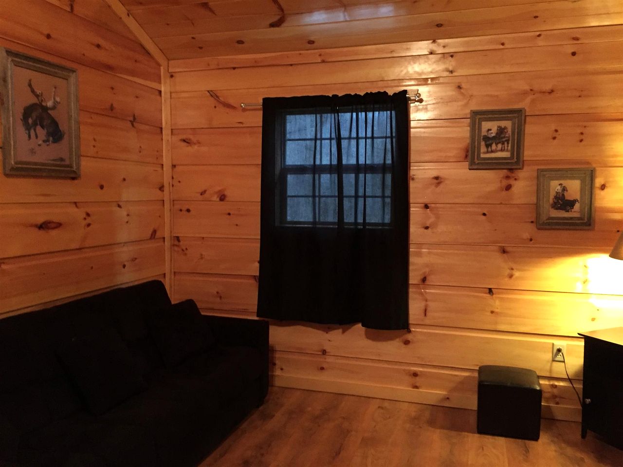 Quaint Cabin with Outdoor Grill and Picnic Space in West Virginia