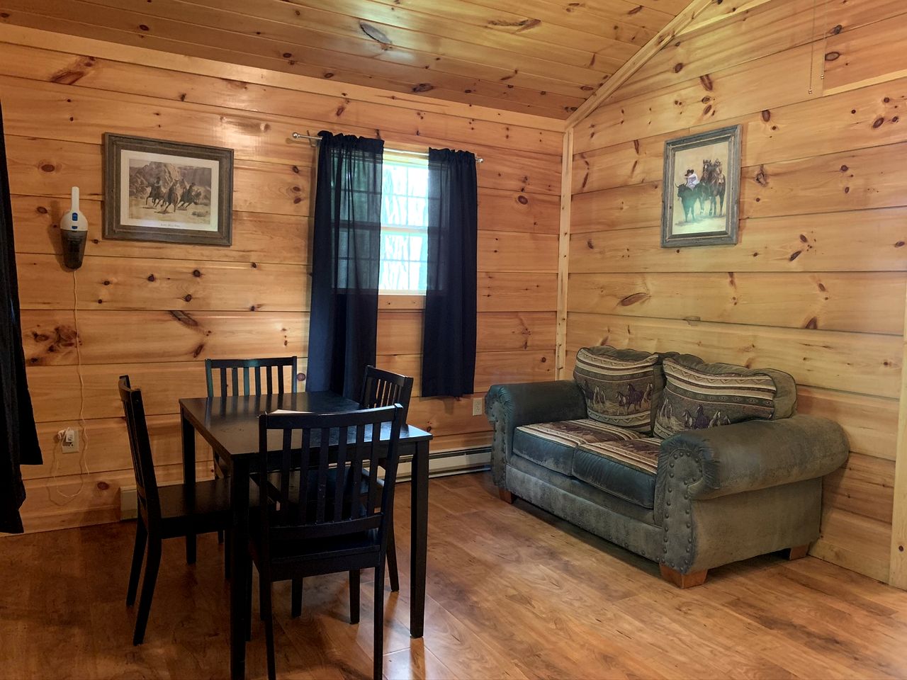 Quaint Cabin with Outdoor Grill and Picnic Space in West Virginia