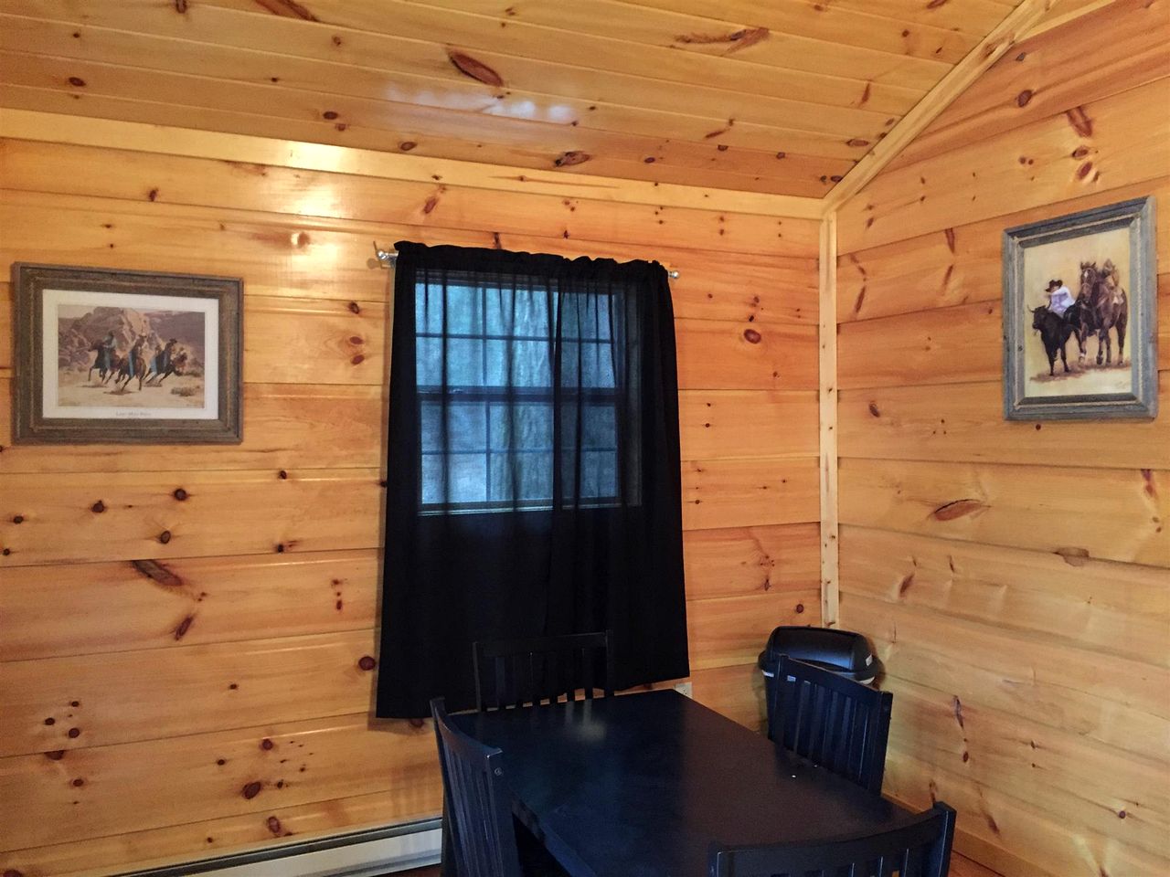 Quaint Cabin with Outdoor Grill and Picnic Space in West Virginia