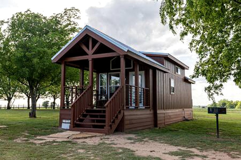 Cabins (United States of America, Chilton, Texas)