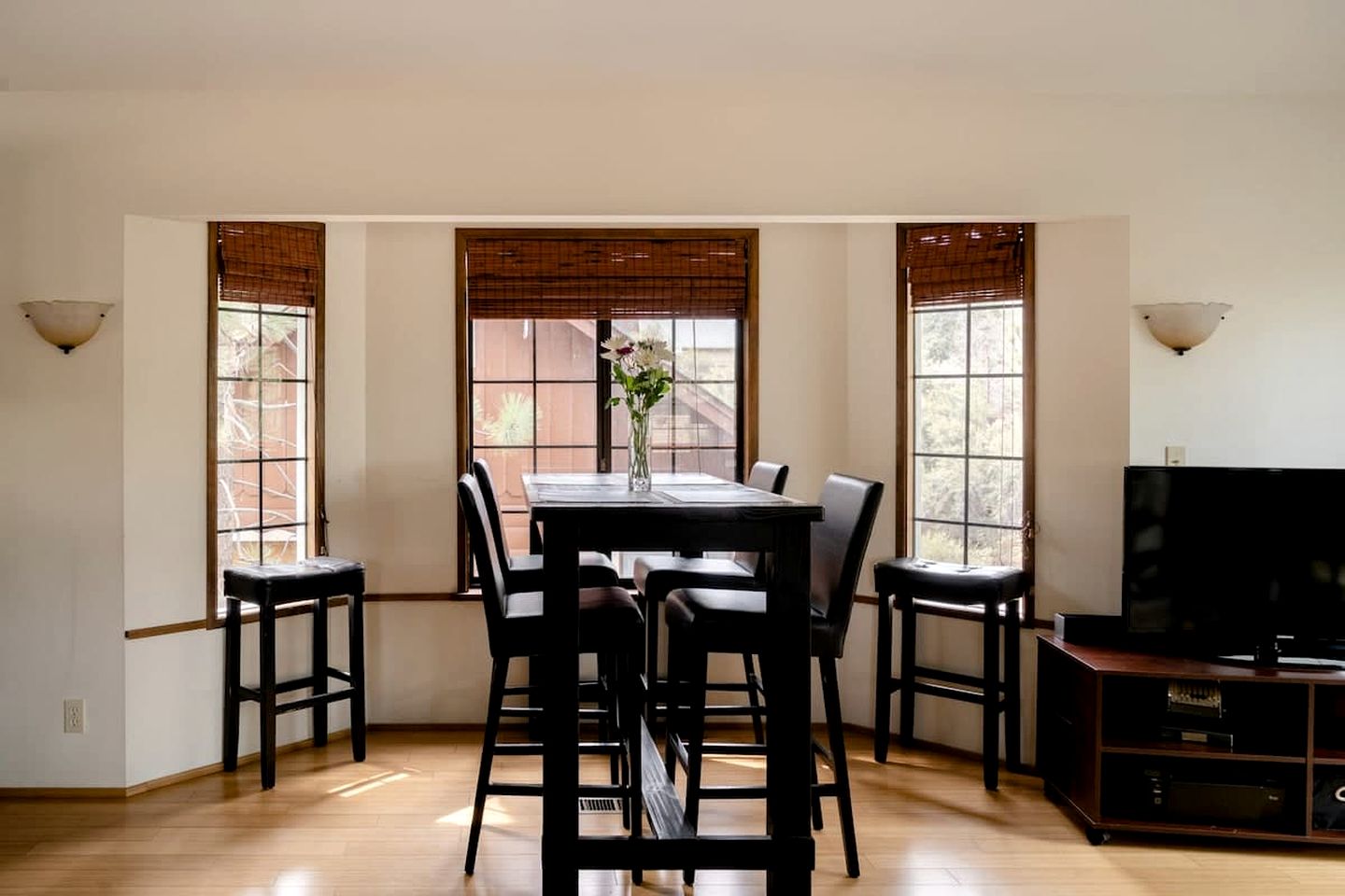 Quaint Cottage in The Village near Big Bear Lake, Perfect for a Weekend Escape