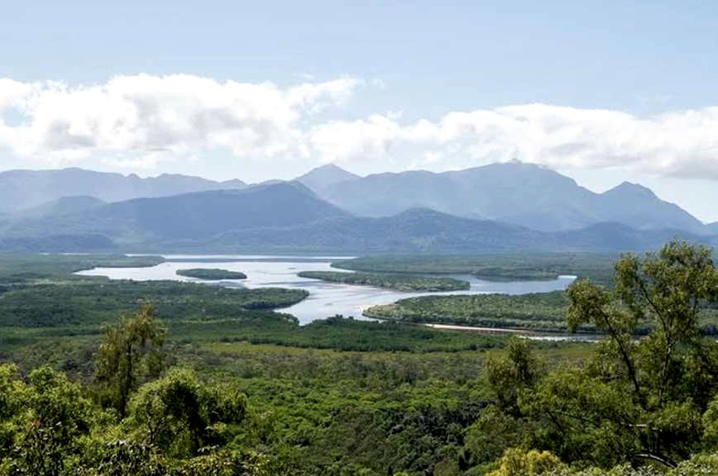 Quaint Cozy Tiny House Perfect for Two in Cardwell, Queensland