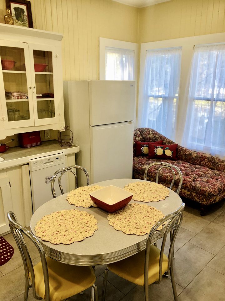 Quaint Cute Cottage Fully Equipped in Louisiana