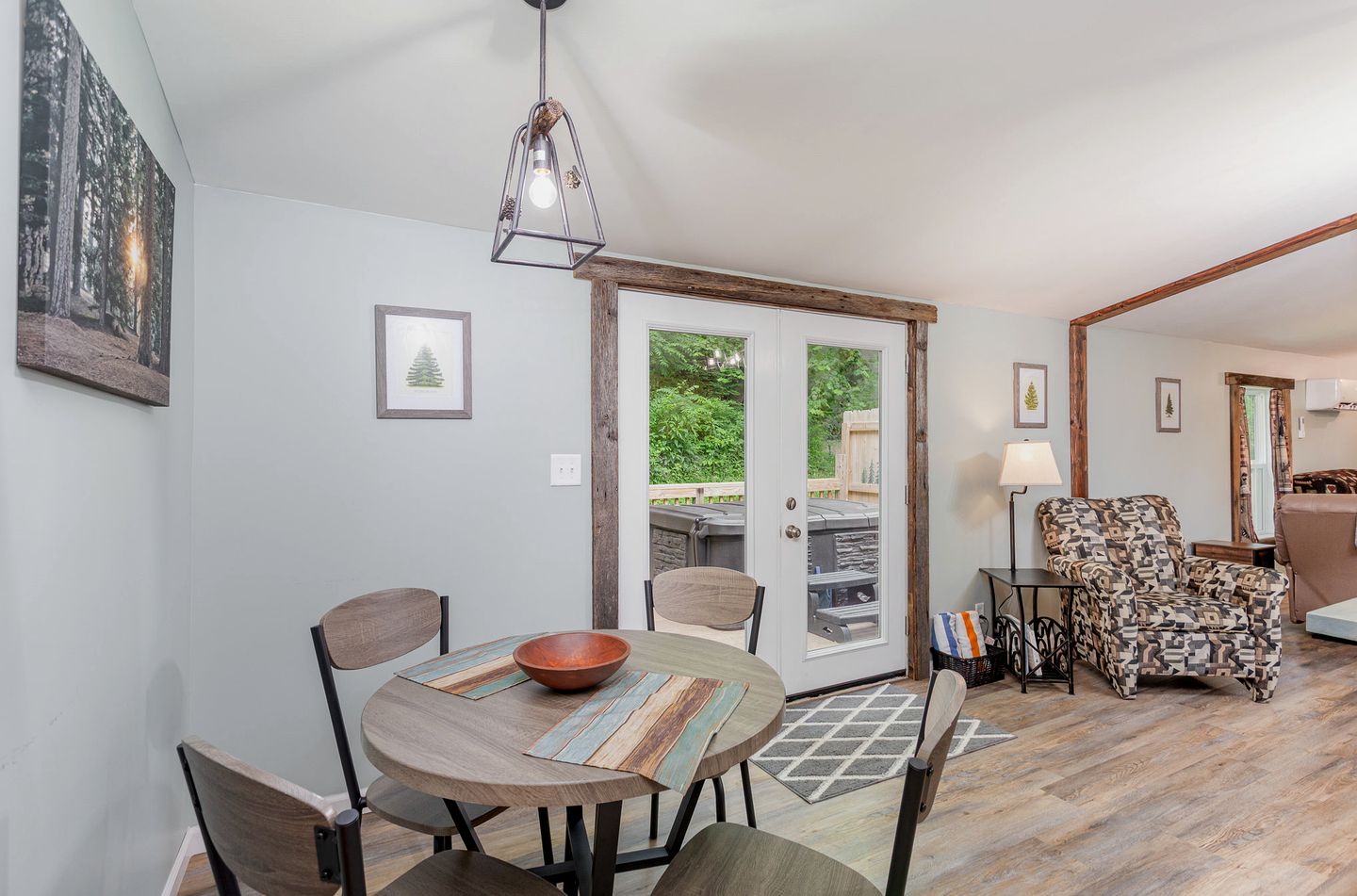 Quaint Secluded Cottage with Private Hot-Tub Incredible for a Weekend Getaway at Hocking Hills in Ohio