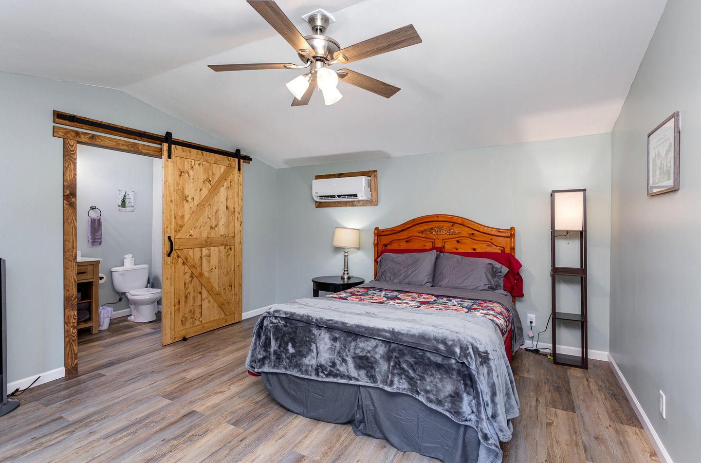 Quaint Secluded Cottage with Private Hot-Tub Incredible for a Weekend Getaway at Hocking Hills in Ohio