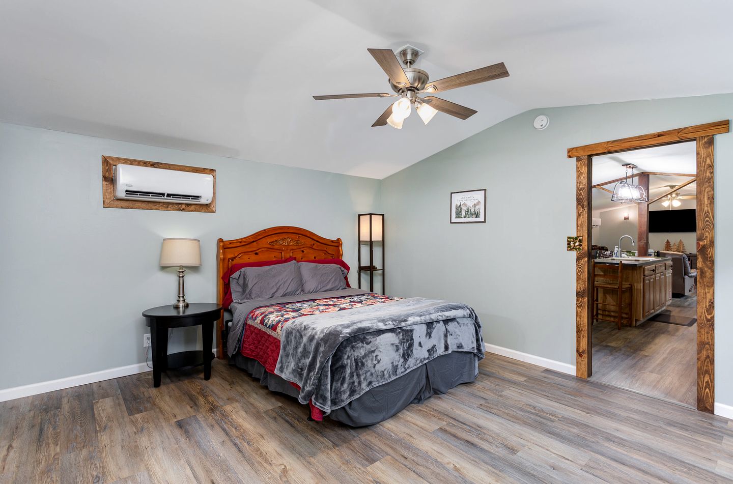 Quaint Secluded Cottage with Private Hot-Tub Incredible for a Weekend Getaway at Hocking Hills in Ohio