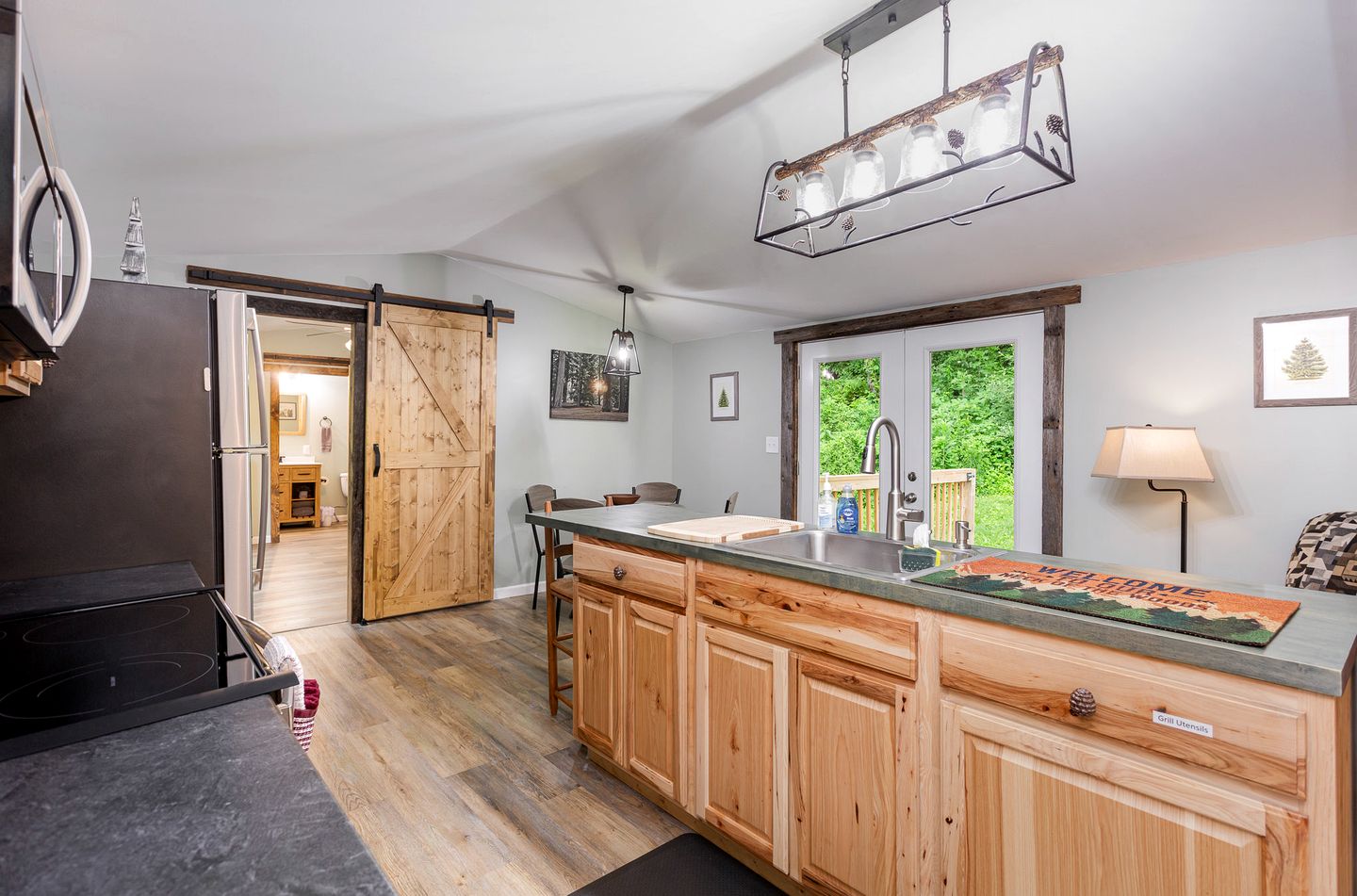 Quaint Secluded Cottage with Private Hot-Tub Incredible for a Weekend Getaway at Hocking Hills in Ohio